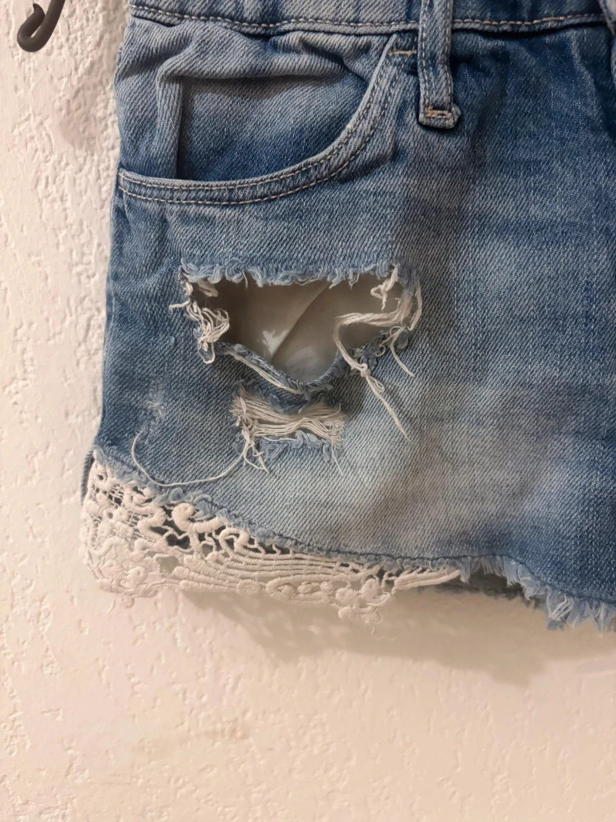 🔵 Calça jeans azul desbotado H&M com renda e rasgos - Tamanho 8-9 anos (134 cm) – photo 3